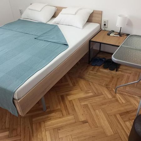 Airport Md Rooms Belgrado Esterno foto